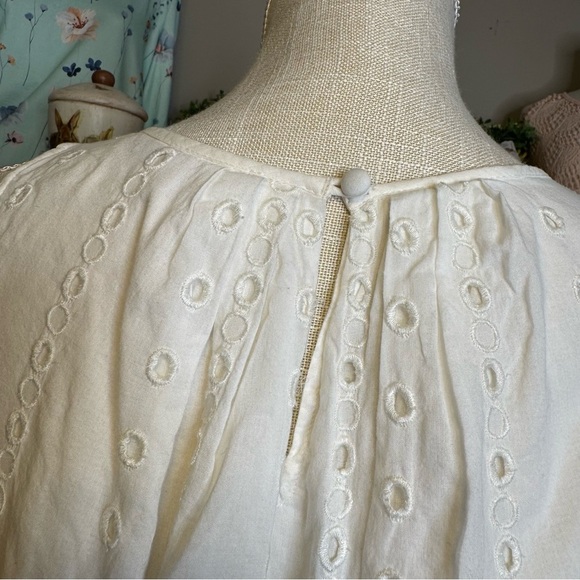 LOFT Cream Pleated Eyelet Sleeveless Blouse Sz M - Picture 6 of 9